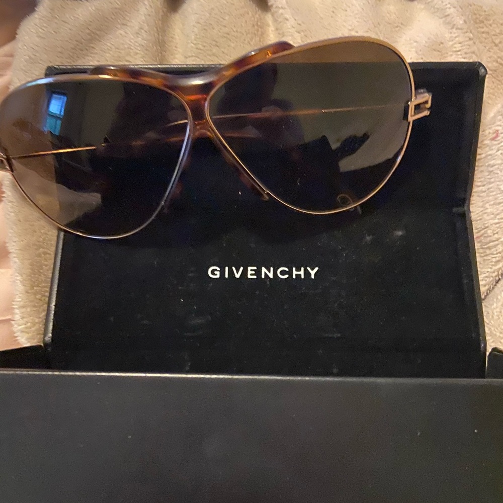 NEW Givenchy Tortoise Aviator Sunglasses SGV A15